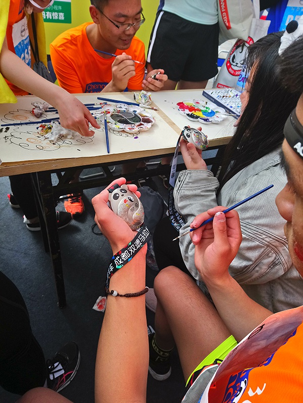 现在办赛是太大胆还是提士气？都江堰千人健康跑