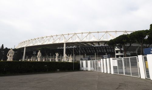 这是3月17日在意大利首都罗马拍摄的关闭中的罗马奥林匹克体育场。2020年欧锦赛揭幕战原计划将在此举行。新华社发（阿尔贝托·林格利亚摄）