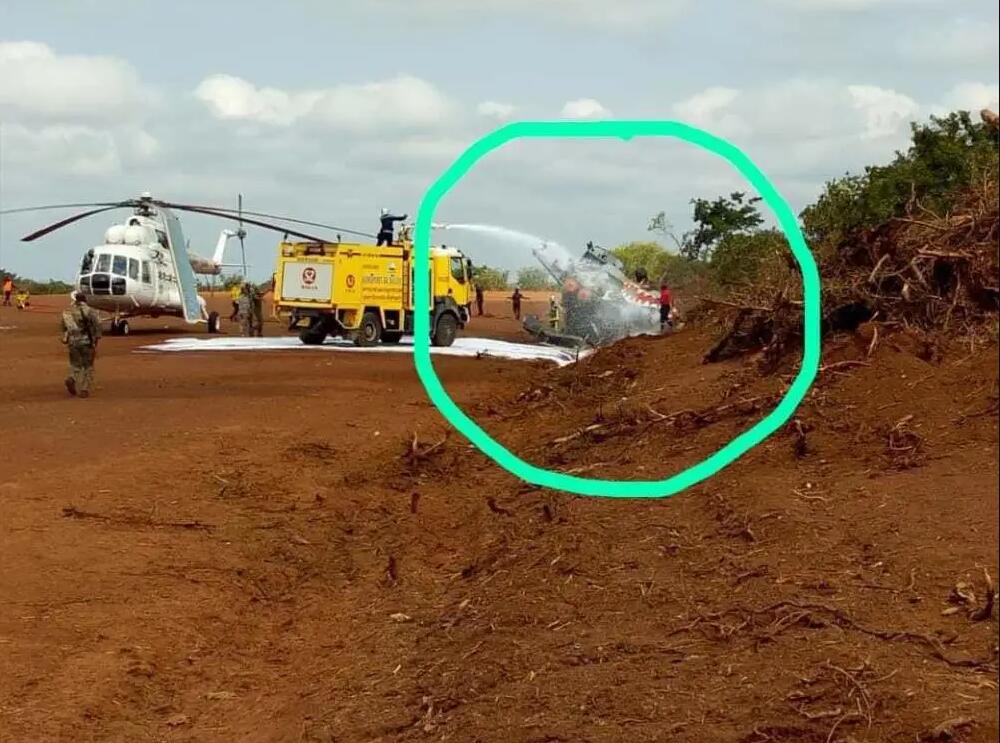 非洲国家米24武装直升机侧翻 画风有点奇特(图