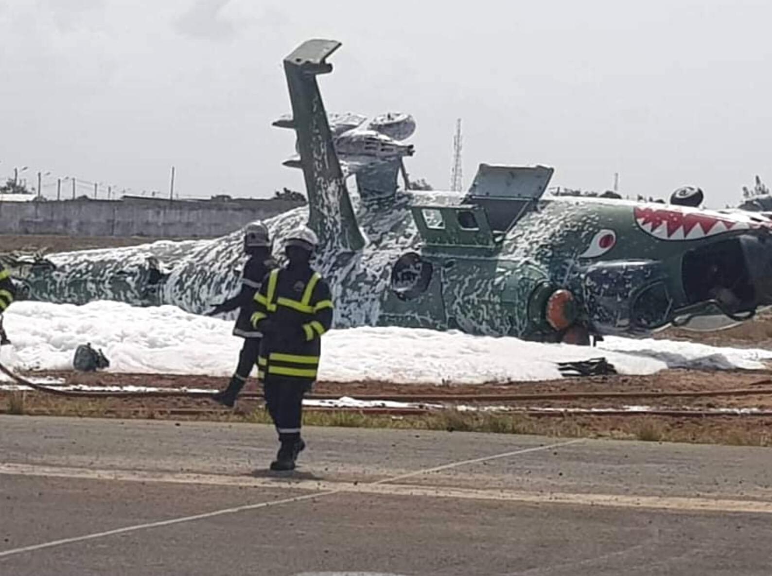 非洲国家米24武装直升机侧翻 画风有点奇特(图