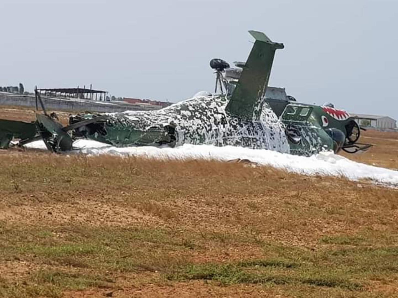 非洲国家米24武装直升机侧翻 画风有点奇特(图