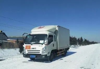 王锡荣所在的东港地区仍然冰天雪地，一辆货车正将草莓从乡村运出。