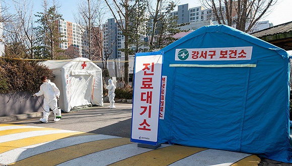 韩国新冠患者升破4200例,每100万人就有81人确诊