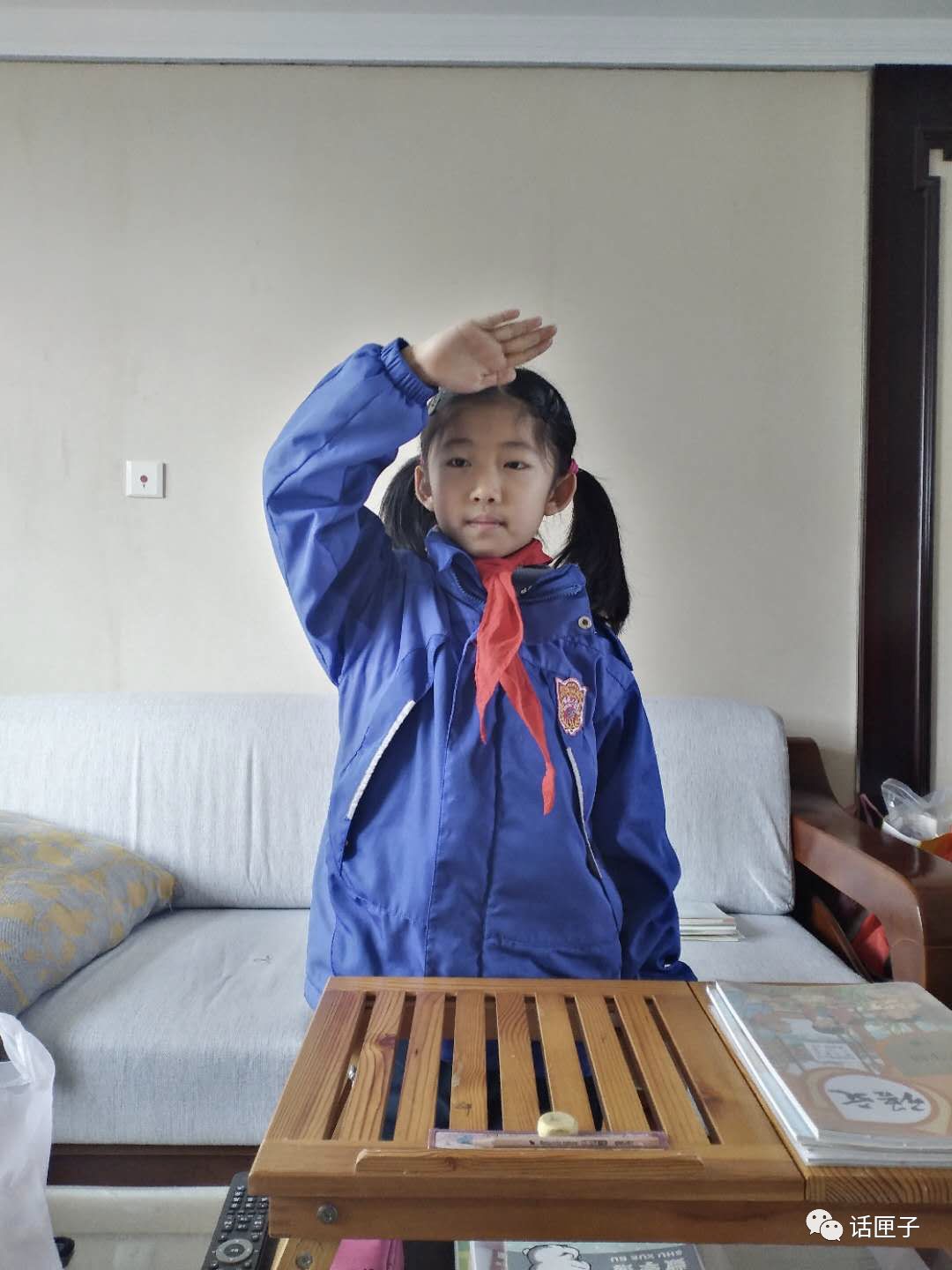 仪式感满满!穿校服上网课,红领巾、队干部标志全戴上,“空中课堂”今天正式开讲!