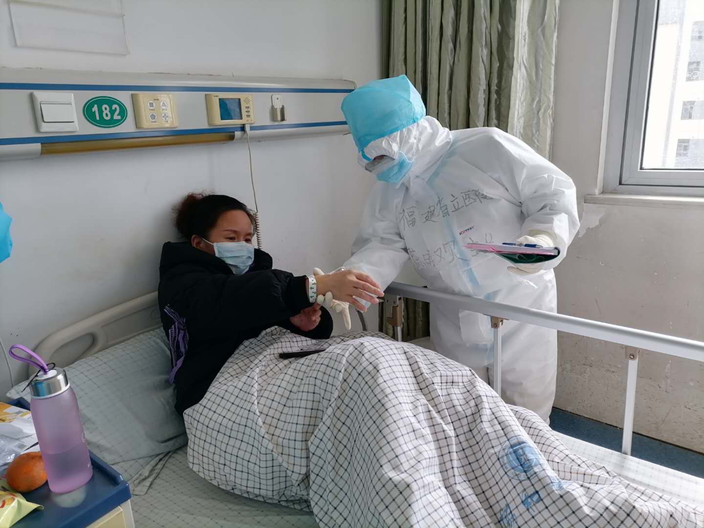 武汉重症病房里的护理团:照顾了患者起居,还要打开他们心扉