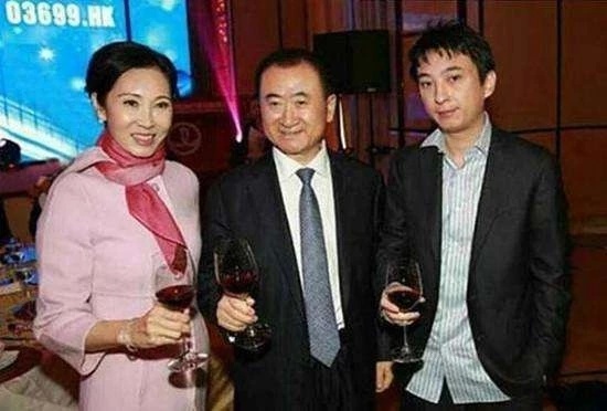 王思聪逛街不戴口罩,街上只有他不戴口罩