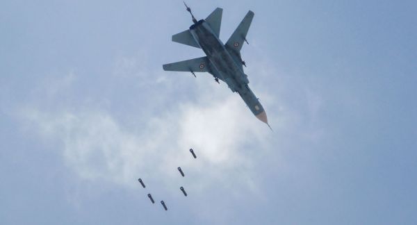 资料图片：叙空军苏-24战斗轰炸机投弹瞬间。（叙利亚国防部官网）