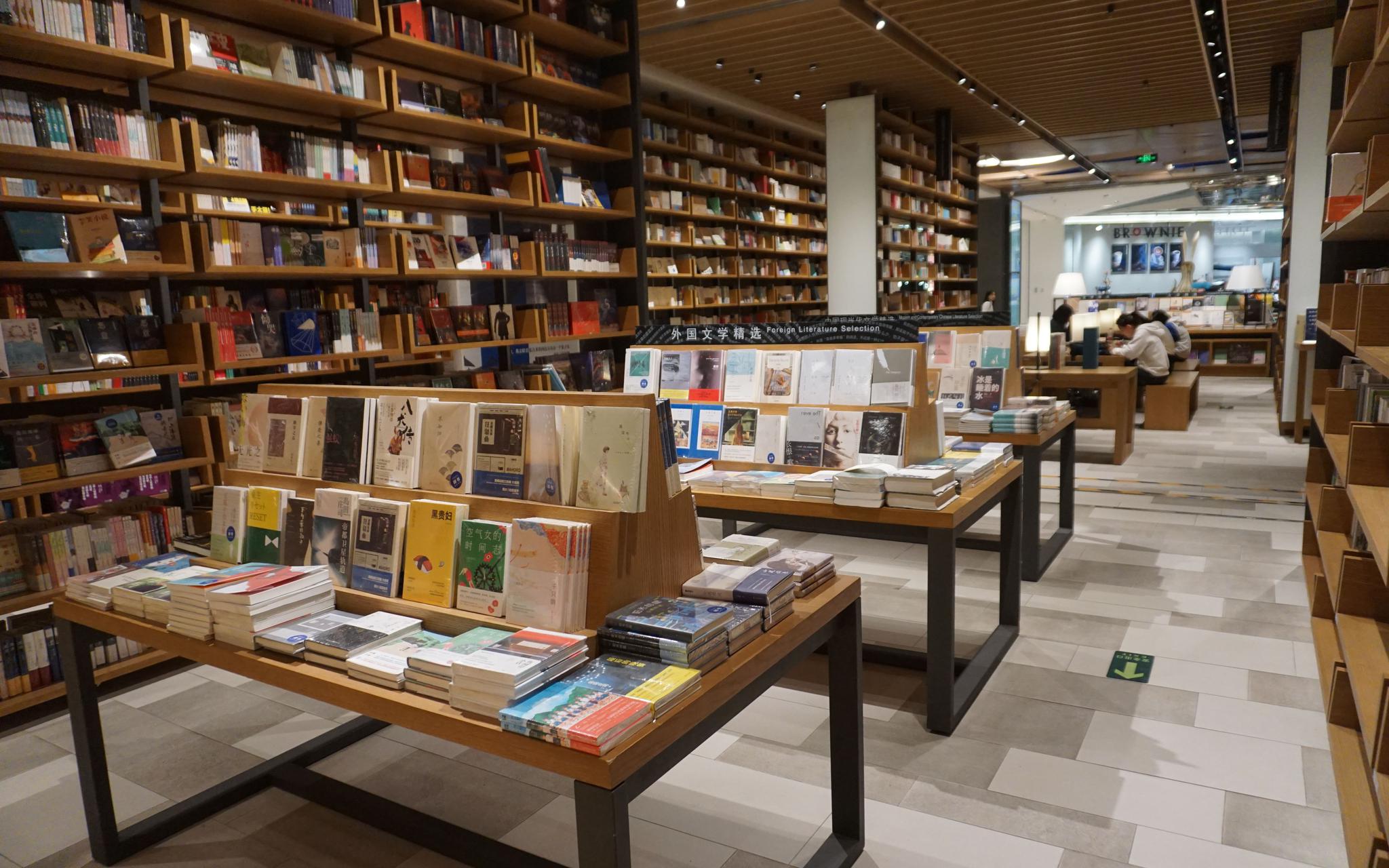 2019年6月,读者在青年路上海三联书店内阅读。拍照/ 记京报新者 倪伟。