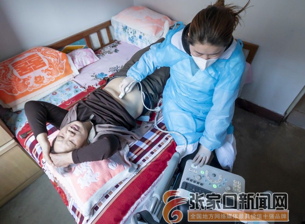 医护人员在经开区南站街道开发区社区矿业小区给居民进行b超检查