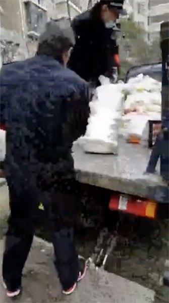 武汉某街道人员擅搬业主认捐蔬菜？官方回应来