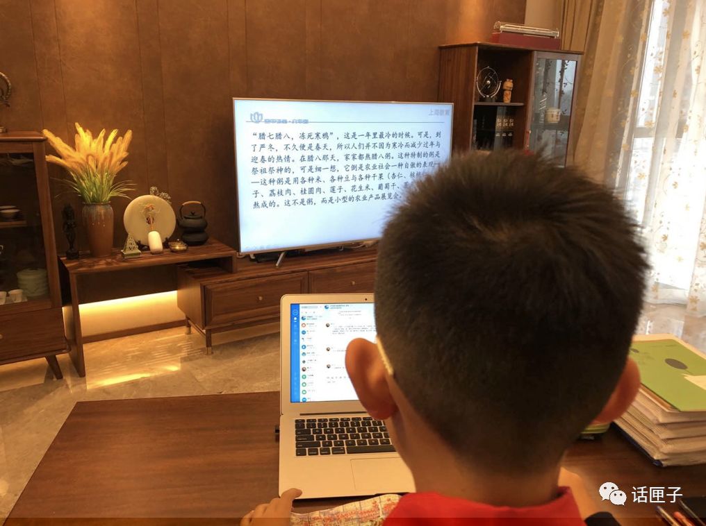 仪式感满满!穿校服上网课,红领巾、队干部标志全戴上,“空中课堂”今天正式开讲!