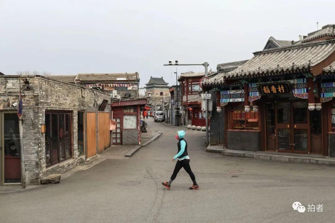  △2月27日，曾经日夜喧嚣的银锭桥头，如今只有零星居民戴着口罩走过。摄影/新京报记者浦峰