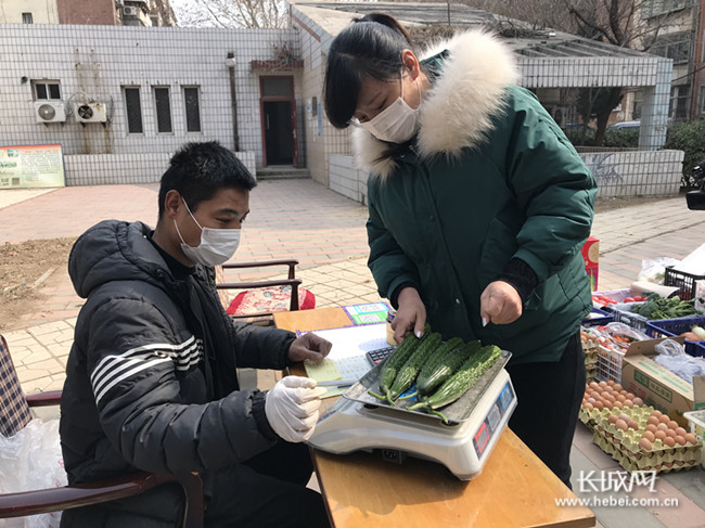河北宏物业公司工作人员忙着称重。记者 李红霞 摄