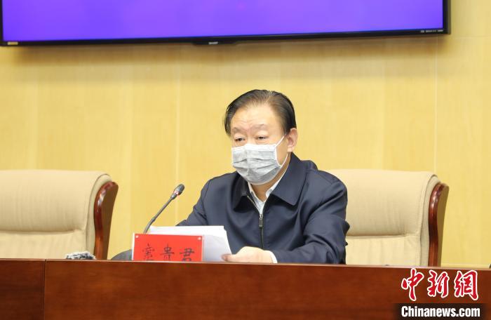 图为内蒙古自治区新冠肺炎疫情防控工作指挥部召开新闻发布会。　张玮　摄