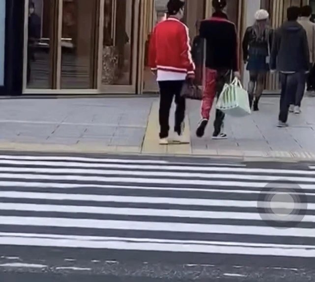 王思聪逛街不戴口罩,街上只有他不戴口罩