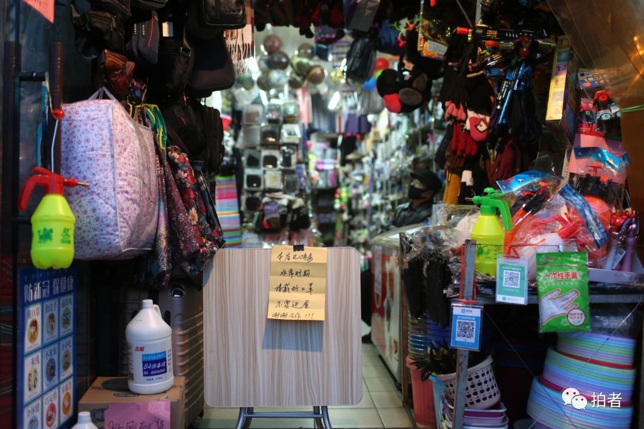  △2月26日，东四北大街，胡同口的一家商铺贴有“非常时期请戴好口罩不要进屋”提示语。摄影/新京报记者薛珺