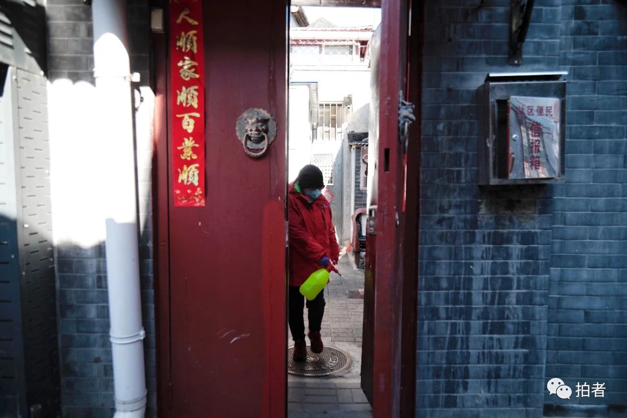 △2月22日，大栅栏社区，工作人员在消毒。摄影/新京报记者王嘉宁