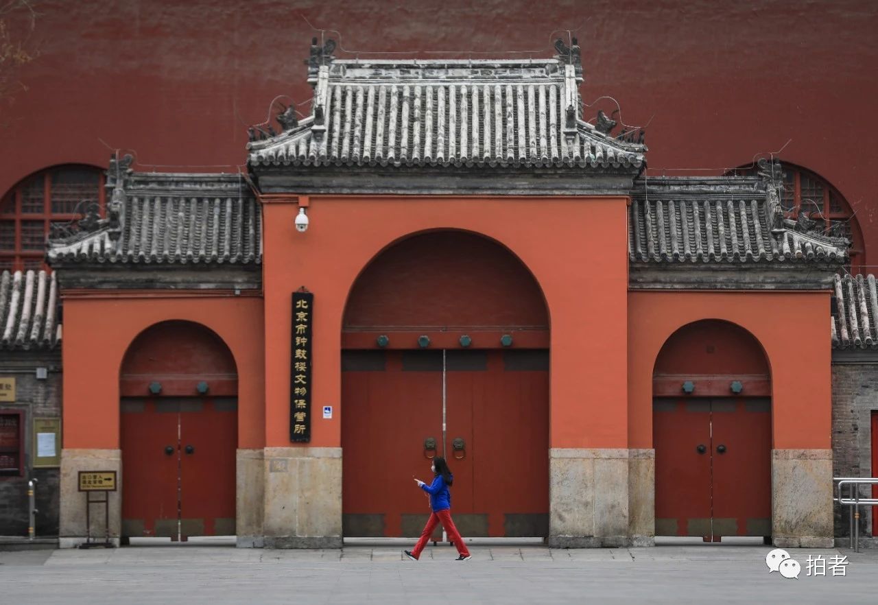  △2月27日，钟鼓楼文化广场，一位女士在健步走。摄影/新京报记者浦峰