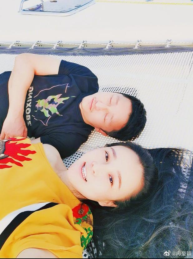 邹市明一家国外度假,冉莹颖大秀长腿好身材,网友:轩轩怎么不在