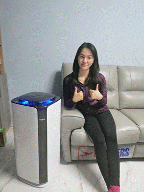 (图为杨小姐使用格力大松空气净化器KJ280F-A01)