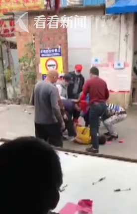 办出入证起冲突 男子持砖砸防疫人员：小题大做