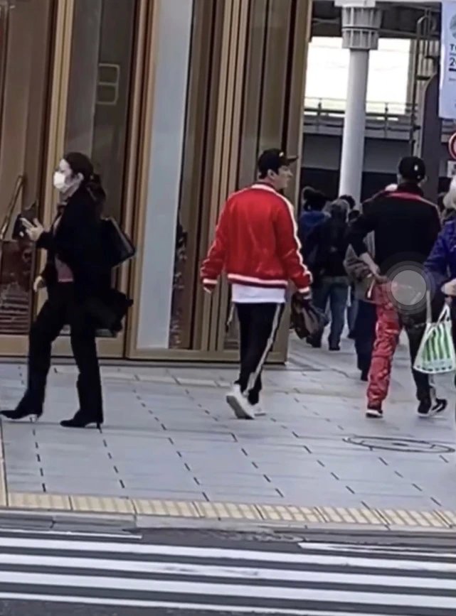 王思聪逛街不戴口罩,街上只有他不戴口罩