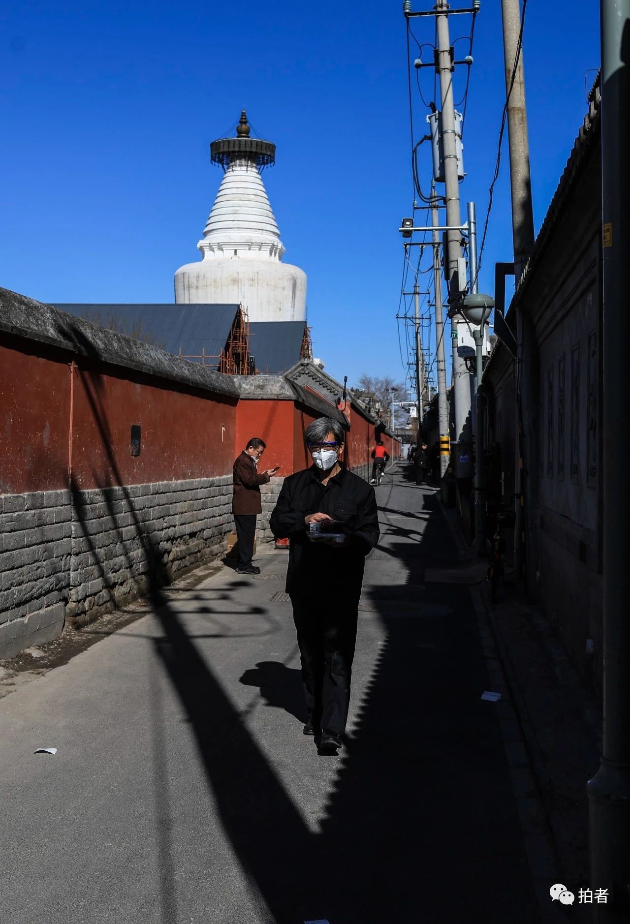  △2月17日，白塔寺东夹道，居民走在胡同中。摄影/新京报记者浦峰