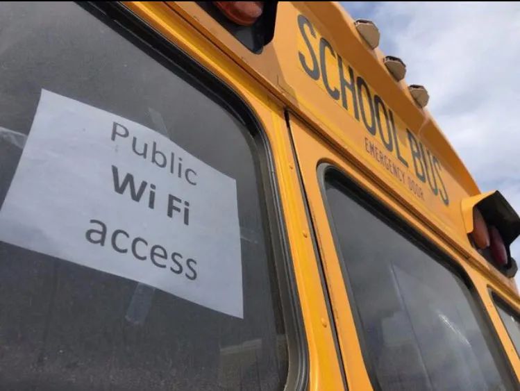 校车出动提供公共wifi网络,以便学生上网课