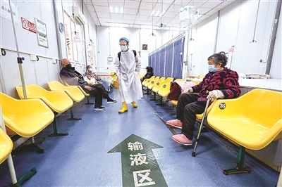 3月15日，在湖北省中医院花园山院区，工作人员在急诊输液区消毒。（新华社记者 沈伯韩 摄）