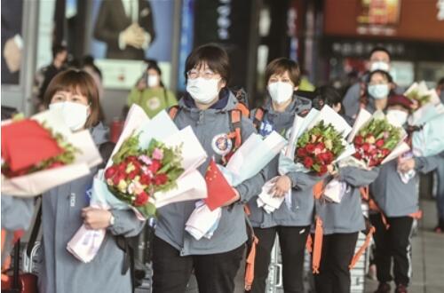 江苏支援湖北养老服务队队员昨天乘坐高铁回到南京。 (邵丹 摄)