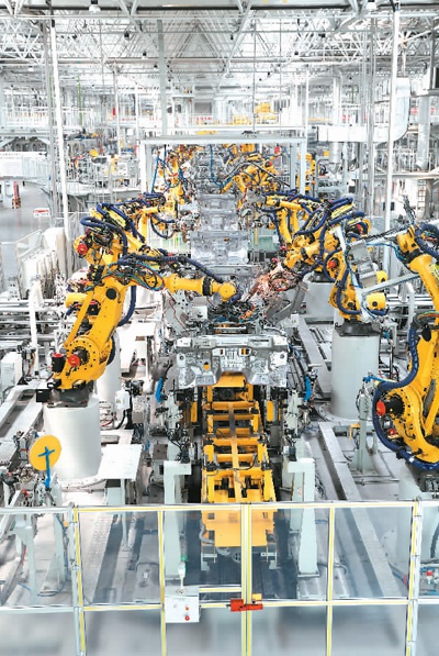 3月18日，在长城汽车股份有限公司重庆分公司，焊装车间的自动化机器人在工作线上忙碌。 　　黄 伟摄（新华社发）