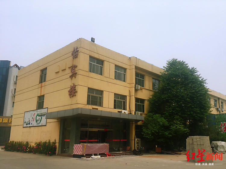 ↑案发任丘市招待处二号楼，如今更名为“怡宾楼”