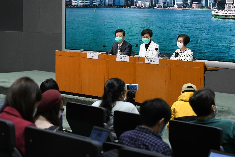 林郑月娥(中)23日曾就抗疫步伐举办记者会(图片泉源:香港稀奇行政区行政主座办公室)