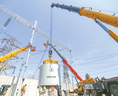 3月19日，江苏梅里至惠泉500千伏线路加装串联电抗器工程施工现场。 　　人民视觉