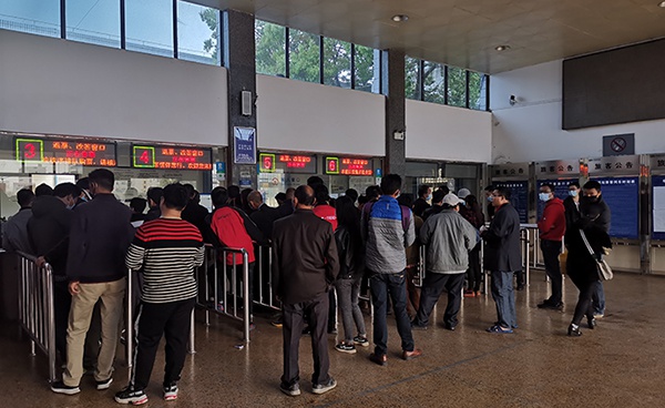  麻城站开通首日，不少乘客办理退票、改签业务。本文图片均为澎湃新闻记者 朱莹 图