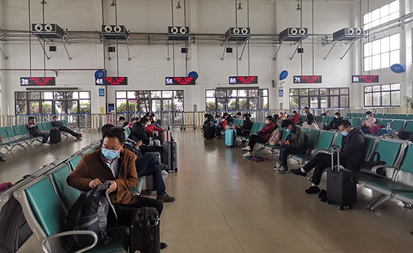  麻城站开通首日，乘客在候车。