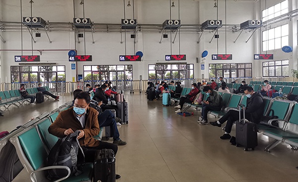 麻城站开通首日,乘客在候车。