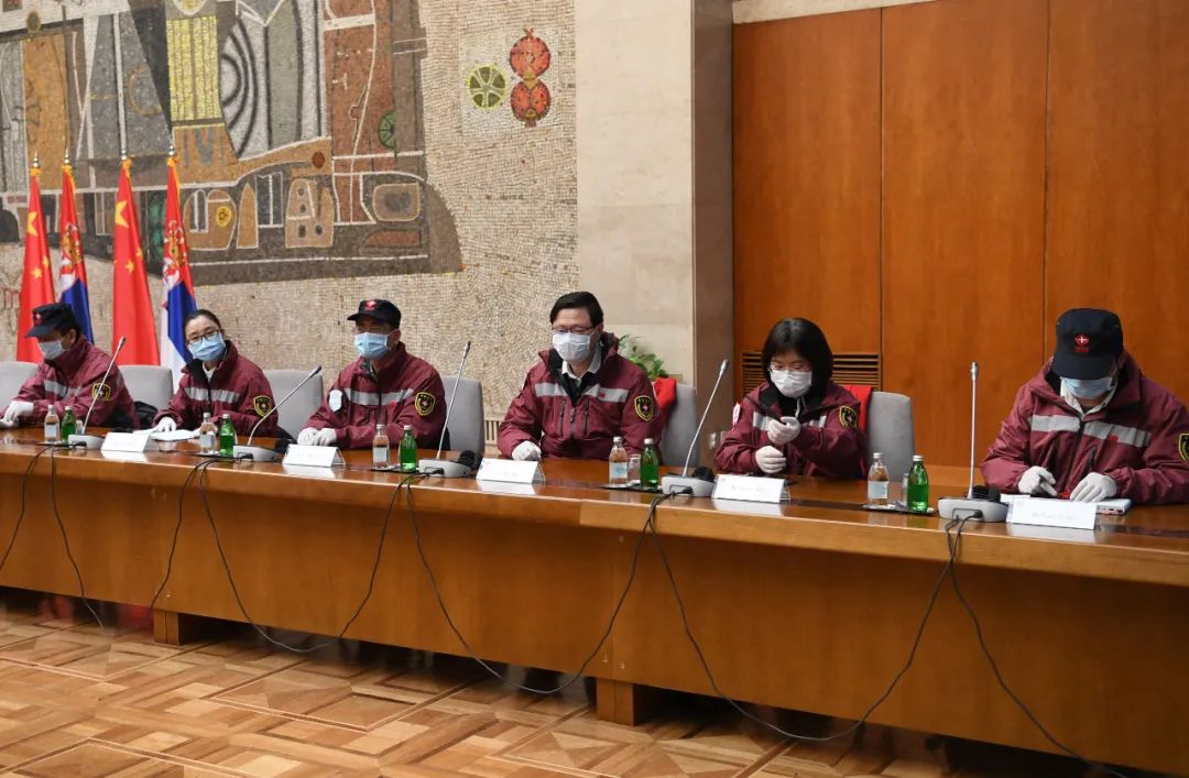 3月23日,在塞尔维亚首都贝尔格莱德,中国援塞医疗专家组成员出席与塞方举行的交流会。新华社发(塞尔维亚总统府供图)