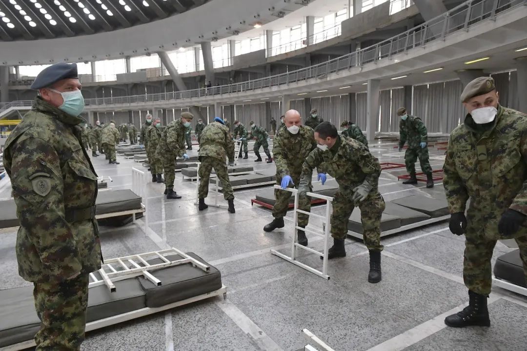 3月24日,在塞尔维亚首都贝尔格莱德,塞尔维亚士兵和工作人员为方舱医院组装病床。新华社发(塞尔维亚国防部提供)