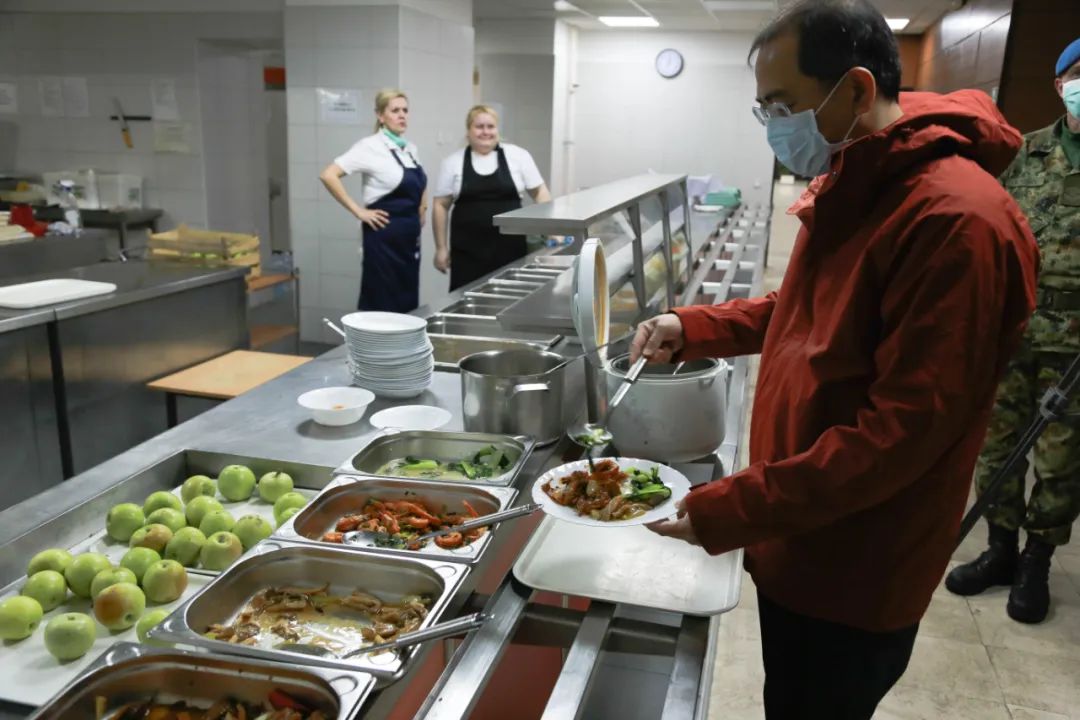 3月24日,在塞尔维亚首都贝尔格莱德,中国援塞医疗专家在食堂用餐。新华社记者石中玉摄
