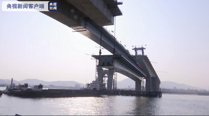 1200吨钢梁成功吊装 福建泉厦漳联盟路跨海大桥实