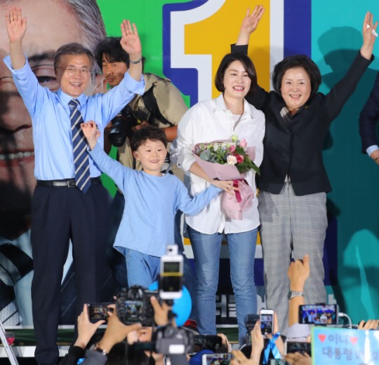 资料图:文在寅与妻女和孙子同台亮相(韩联社)
