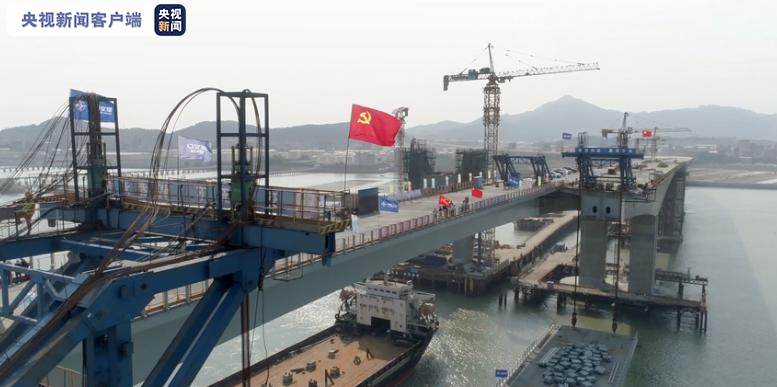 1200吨钢梁成功吊装 福建泉厦漳联盟路跨海大桥实