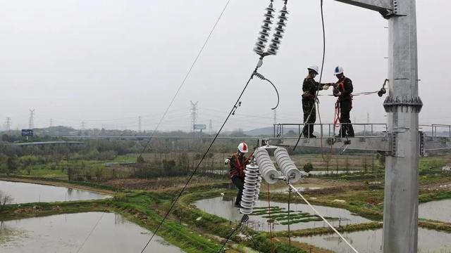 3月24日,湖北武汉黄金口220千伏变电站110千伏配套工程最先施工。