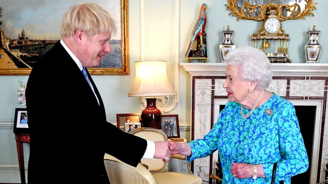 英国首相约翰逊与伊丽莎白二世女王(图源:BBC)
