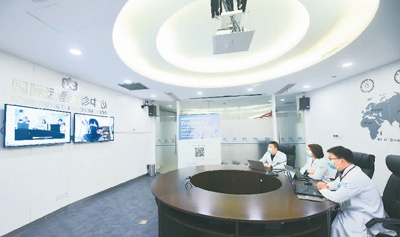 3月17日,中国医生正通过微医全球抗疫平台为海外同胞提供免费在线咨询服务。 龙 巍摄(人民视觉)