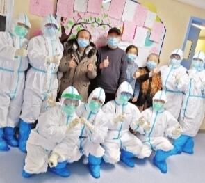 无锡援汉医疗队医护人员与出院患者合影 无锡援汉医疗队供图