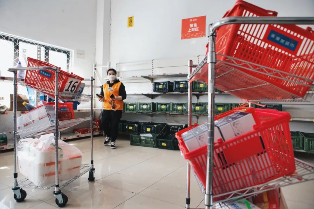小屈还没有复工,在超市当共享员工的薪水是她唯一收入来源。