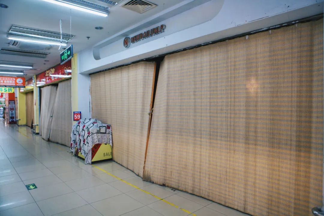 小屈工作的鞋店,目前还未营业。据物美超市店长介绍,疫情期间,卖场是对商户免收租金的,什么时候重新开张,由老板自己决定。