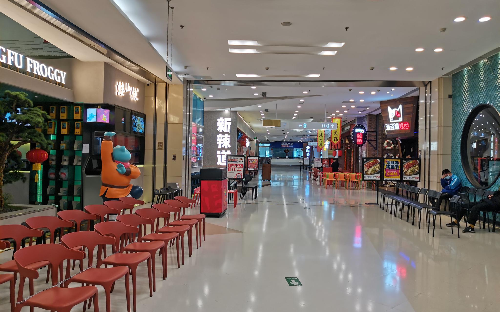 疫情防控期间,朝阳大悦城餐饮区。新京报记者 张晓荣 摄